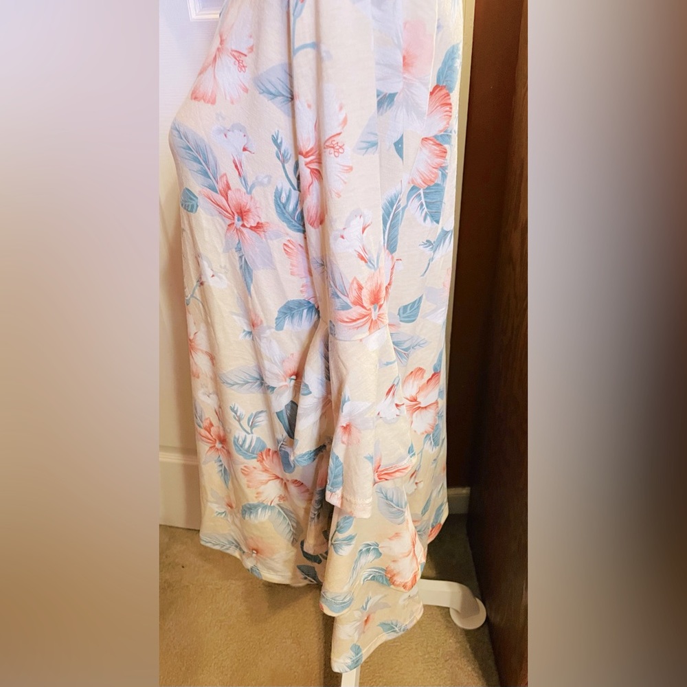 Keyhole neck floral top with ruffle sleeves